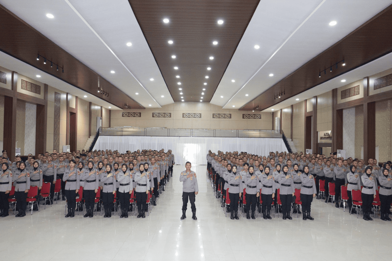 Kasubbagrenmin mewakili Karorena Polda Sulsel Berikan Pembinaan Tradisi dan Orientasi Lulusan Diktukba Gel. II T.A. 2024